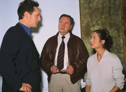 Die Kommissare Bongartz (Max Gertsch, l.) und Kehler (Wolfgang Bathke) sprechen mit der Witwe des Toten, Irina Steinhäuser (Anja Schiller). Sie kann sich den Tod ihres Mannes nicht erklären...