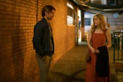 Konsulin Laura Simmonds (Sophie Rundle) trifft sich nach der Arbeit mit Restaurantbesitzer Fabian Hartmann (Philipp Boos).