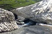 In Tuschetien liegt im Juni noch Schnee.