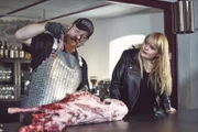 Lucki erklärt Anni die Teile eines Wildschweins.