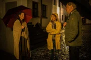 Arthur Bauer (Gerd Silberbauer, r.) und Toni Bischoff (Amanda da Gloria, M.) sprechen mit Anke Aumüller (Ursula Buschhorn, l.) über die Hexensaga.