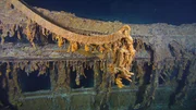 Bakterien zersetzen kontinuierlich die "Titanic" und bilden dabei Rostzapfen.