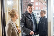 Hans (Bruno F. Apitz, M.)  und Franzi (Rhea Harder-Vennewald, r.) statten der Schmuckdesignerin Femke Buttfanger (Anja Boche, l.) in ihrem Laden einen Besuch ab, um herauszufinden in welcher Verbindung sie zu dem Verdächtigen steht.