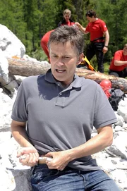 Herr Meyer (Timothy Peach) setzt sich nach dem Unfall seines Kollegen eine Insulinspritze.