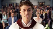 Es ist soweit: Maik (Daniel Donskoy) muss seine erste katholische Trauungzeromonie durchführen.