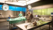 Laut Rechtsmedizinerin Helene Sturbeck (Katharina Blaschke, l.) handelt sich bei dem Blut am Tatort nicht nur um das von Bodden. Reuter (Udo Kroschwald, r.) und sein Team müssen nun also nach einem verletzten Täter suchen.