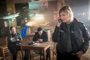 Melanie (Sanna Englund, r.) und Mattes (Matthias Schloo, l.)  haben Bernhard Buttfanger (Thomas Balou Martin, M.) ausgiebig befragt. Melanie gibt die neuen Informationen an die Kollegen vom PK weiter.
