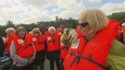 Gertraud Stich und  andere Passagiere auf dem Oberdeck bei einer Sicherheitsübung mit  Schwimmwesten.