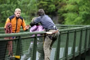 Marc (Uwe Bohm, r.) macht Ernst mit seinem Vorhaben, sich und seine Ex-Frau Sabine (Rike Schmid, M.) von einem Staudamm in die Tiefe zu stürzen.