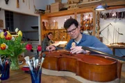 Geigenbaumeister Franz Übelhör in seiner Linzer Werkstatt.