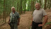 Gerhard Penzenstadler und Josef Hernitscheck kümmern sich ehrenamtlich um die historische Bründl-Kapelle.