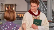 Haushälterin Maria (Susi Banzhaf) dekoriert die Kirche, als Maik (Daniel Donskoy) dazu kommt.