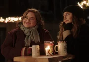Katja Baumann (Simone Thomalla, r.) und Leslie Wolff (Nadine Wrietz, l.) genießen trotz Liebeskummer den Abend auf dem Weihnachtsmarkt.