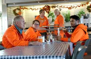 Die Ruhe vor dem Sturm: Werner (Uwe Ochsenknecht, li.), Ralle (Jörn Hentschel, 2. v. li.), Tarik (Aram Arami, re.), Specki (Frank Kessler, 2. v. re.) und Arne (Kai Lentrodt, Mitte) warten auf ihre Fahrtrouten.