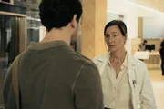 Sarah (Johanna Wokalek) gibt ihrem Angestellten Oliver (Daniel Langbein) zu verstehen, dass sie sein Verhalten nicht tolerieren kann.
