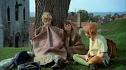 Nach dem Verschwinden ihrer Kleider müssen Tommy (Pär Sundberg, l.) und Annika (Maria Persson, M.) mit Kartoffelsäcken vorlieb nehmen, die ihnen Pippi (Inger Nilsson, r.) besorgt hat.