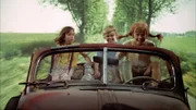 Pippi (Inger Nilsson, r.) hat das Autowrack, das ihr der Bauer geschenkt hat, wieder zum Laufen gebracht. Mit ihren Freunden Annika (Maria Persson, l.) und Tommy (Pär Sundberg, M.) setzt sie ihre Reise fort.