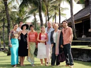 Eine illustre Schar bevölkert das Traumhotel auf Bali (v.l.n.r.) die Hotelbesitzerin Franziska (Clelia Sarto), der "Bandmanager" Jan (Stefano Bernadin), die Gourmetköchin Maria (Marion Mitterhammer), das Zimmermädchen Sowiemon  (Mandala Tayde), Leonie (Miriam Morgenstern), Hotelmanager Markus (Christian Kohlund), Hotelmanagerin Dorothee (Ruth Maria Kubitschek) und der unglücklich verliebte Roland (Ulrich Rheintaller).