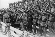Drittes Reich - Nürnberger Kundgebung 1934 Adolf Hitler beim Salutieren von Verbänden des Reichsarbeitsdienstes