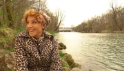 Sissi Perlinger an der Isar.