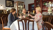 Katrin Börensen (Claudia Schmutzler, l.) hakt nochmal bei den Teilnehmern des Speed-Datings nach. Besonders auf den Namen Hubertus Kalow hatten Lilly Gentz (Irmgard Rießen, r.) und Fanny Meise (Manuela Alphons, M.) äußerst merkwürdig reagiert. Was haben die beiden rüstigen Rentnerinnen zu verschweigen?