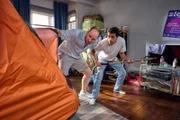 Sven (Sven Daniel Bühler, l.) und Yannik (Rojan Juan Barani, r.) haben einer Spinne den Kampf angesagt.