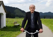 Pfarrer Sonnleitner (Johannes Herrschmann) macht sich auf den Weg zu einem seiner Schäfchen.