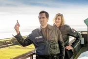 Mattes (Matthias Schloo, l.) und Melanie (Sanna Englund, r.) haben es schwer, auf Neuwerk Verbindung mit dem Festland aufzunehmen.