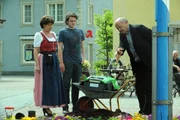 Pfarrer Kurz stellt Flori wegen des Rasenmähers zur Rede. Von links: Rosi Brunner (Brigitte Walbrun), Flori Brunner (Tommy Schwimmer) und Pfarrer Kurz (Hans Stadlbauer).