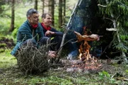 SRF bi de Lüt - Abenteuer Wildnis Staffel 3 / Folge 3 Die Walliser Armin und Marco braten den Hasen, den sie in der Challenge gewonnen haben.