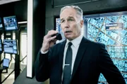 Patrick St. Esprit (Robert Hicks).