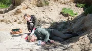 Survival-Trainer Tom Hartmann (Jorres Risse) stirbt während seines Kurses am Ostseestrand. Er hat eine Verletzung am Kopf. Doch Gerichtsmedizinerin Helene Sturbeck (Katharina Blaschke) hat Zweifel, ob dies die tatsächliche Todesursache ist.