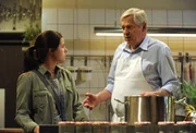 Charlie ist ratlos, als sie den Brunnerwirt verlassen muss. Von links: Charlie Keller (Marie-Claire Schuller) und Joseph Brunner (Wilhelm Manske).