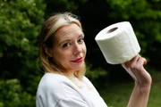 Zum ersten Mal spürt Birgit (40) ihre Reizblase auf einer Reise: "So einen plötzlichen Drang habe ich vorher noch nicht erlebt – ich konnte nur noch in die Knie gehen." Zum ersten Mal spürt Birgit (40) ihre Reizblase auf einer Reise: "So einen plötzlichen Drang habe ich vorher noch nicht erlebt – ich konnte nur noch in die Knie gehen."