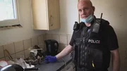 Polizist in einer Küche