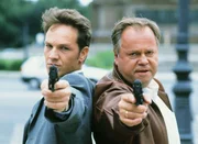 Kriminalkommissar Ralf Bongartz und Kriminalhauptkkommissar Stefan Kehler (Max Gertsch, Wolfgang Bathke) im Einsatz