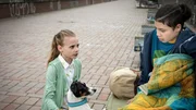 In der Hafencity lernen Alice (Emilia Flint) und ihr Hund Murphy den afghanischen Flüchtling Jamal (David Ganser) kennen.