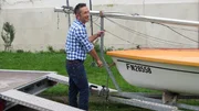 Trödelexperte Mauro Corradino verlädt die Segeljolle.