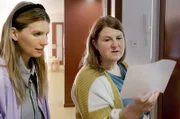 Erzieherin Jessica Kirchgässner (r.) zeigt Reporterin Lisa Altmeier die Dokumentationsarbeit im Kindergarten