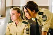 Sabine Kaiser (Katharina Müller-Elmau) und Rebecca (Jeanne Goursaud) schauen sich den Social Media-Auftritt des Reviers an.