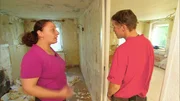 Seit ihrer Hochzeit vor sechs Jahren lebt die temperamentvolle Bulgarin Katja,li. gemeinsam mit ihrem Gatten Jan im Haus seiner Eltern. Privatsphäre ist hier Fehlanzeige. Fest entschlossen, dem Hotel Mama endlich zu entfliehen, begibt sich Katja heimlich auf Haussuche.