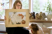 Erzieherin Jessica Kirchgässner stimmt die Kinder im Morgenkreis auf den Tag ein.