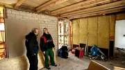Ulrike und Sönke schwärmen von ihrem Traumhaus, das mitten im Nirgendwo steht, aber genug Platz für Ulis Islandpony und Sönkes Autobastelwerkstatt bietet. Doch die beiden stehen vor jeder Menge Arbeit!