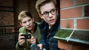 Johannes (Luke Matt Röntgen, links) und Benny (Ruben Storck, reechts) beobachten einen Verdächtigen.