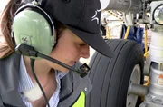 Ramp-Agentin Justine Schauß bei der Arbeit am Frankfurter Flughafen.