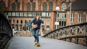Benny (Ruben Storck) auf Skatermission: Für ein Onlinespiel transportiert er Pakete quer durch Hamburg.