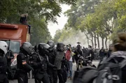 Polizeiaufmarsch bei einer Gelbwesten-Demo in Paris, Frankreich