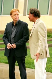 Horatio (David Caruso, l.) trifft w&auml;hrend der Ermittlungen in einem Mordfall auf den wiederaufgetauchten Ron Saris (Kim Coates), der bei dem ermordeten Sch&ouml;nheitschirurgen in Behandlung war. Hat er etwas mit dem Mord zu tun?