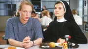 Simone (Susanne Schlenzig, li.) weiss nicht, wie sie die unbeugsame Härte von Jutta Adler ertragen soll. Ruth (Katrein Frenzel) rät ihr, direkt mit Jutta zu sprechen und nicht länger zu leiden.