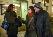 Bibi Fellner (Adele Neuhauser, Mitte) und ihr Kollege Moritz Eisner (Harald Krassnitzer, rechts) ahnen nicht, dass Sara Gilani (Angela Gregovic) für den Mossad arbeitet.